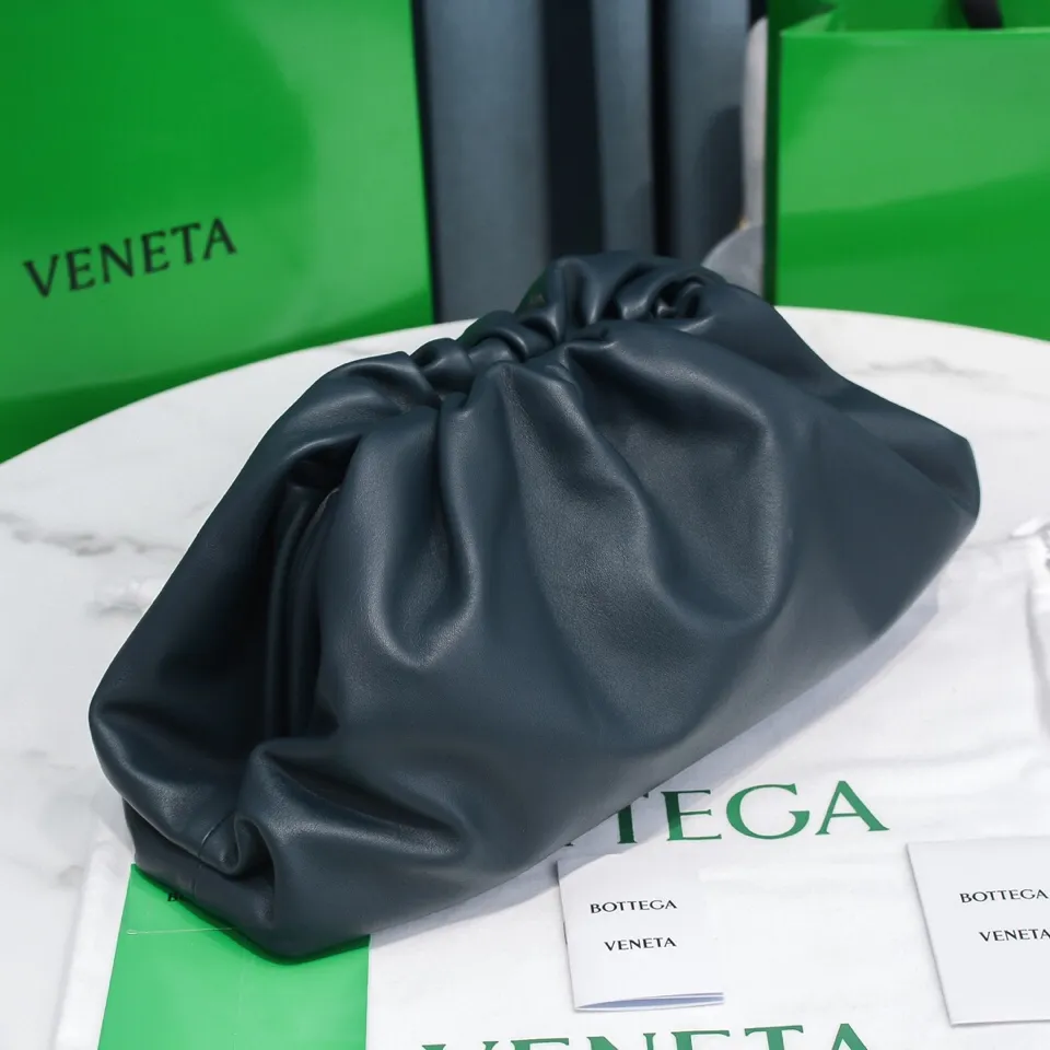 Batch 1660 Bottega Veneta cloud bag ☁️POUCH series original plain calfskin, super low-key and attractive, soft and casual, major Internet celebrity bloggers are crazy about calling it fashionable and classy, ​​lazy and intellectual Large size: 38x20x8.5cm (large cloud plain) dark blue